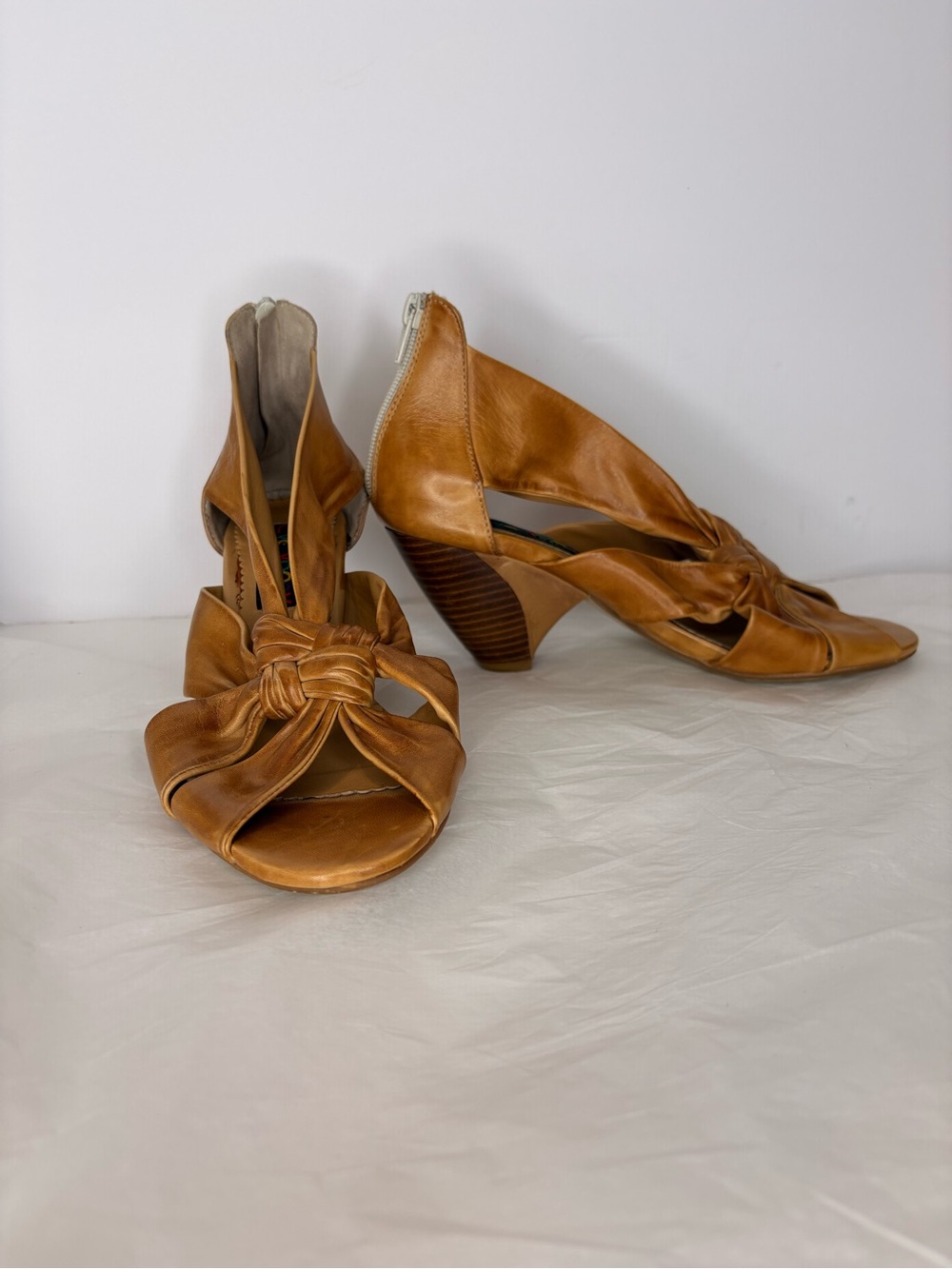 Open-Toe Knot Detail Mid Heel Sandals in Tan